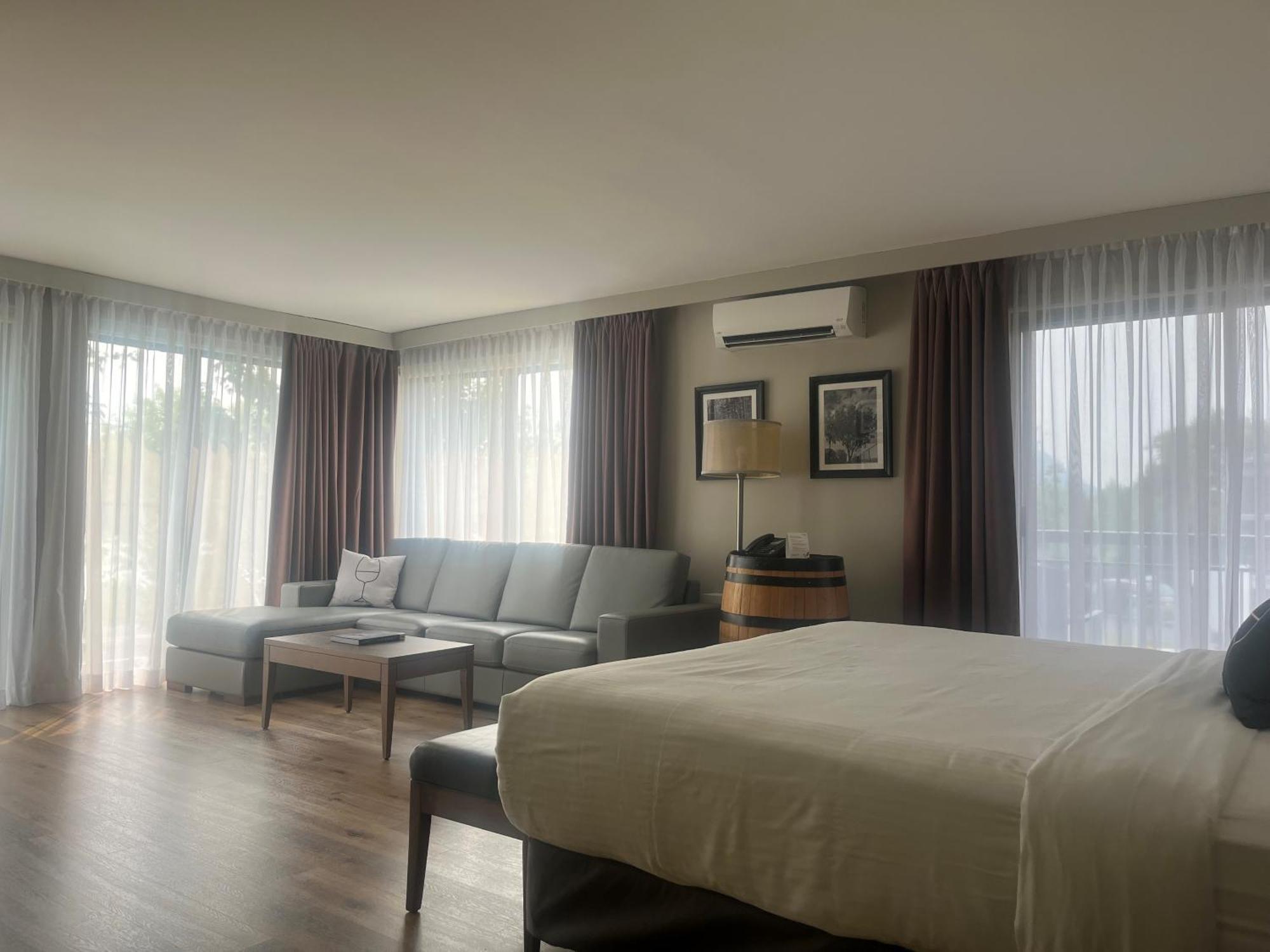 Hotel Rive Gauche Beloeil Exterior photo